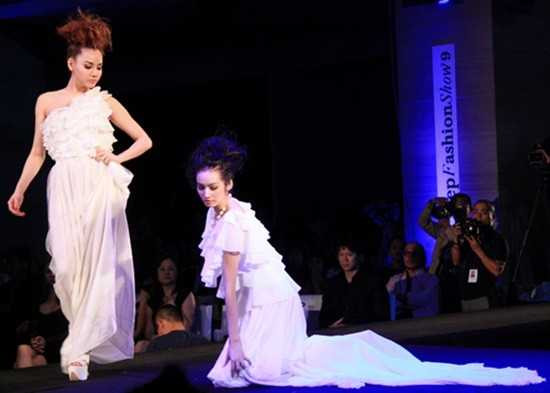 ngã trên sân khấu