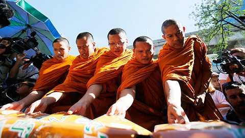 Các nhà sư đến đền thời Erawan cầu nguyện cho nạn nhân