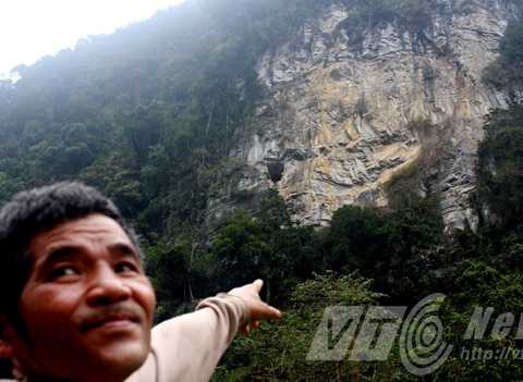 Vách đá sau nhà anh Huy, nơi đàn voọc trú ngụ và cất tiếng hót mê đắm lòng người