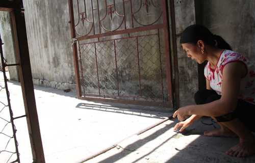 Khu vực chị Thế và con gái Phương Anh bị điện giật co rúm người đêm 16/8. Ảnh: Lê Hoàng.