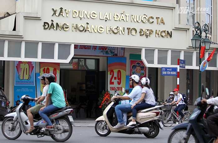 Phố Tràng Tiền với những áp phích, tranh cổ động Kỷ niệm 70 năm Cách mạng tháng Tám và Quốc khánh 2-9. (Ảnh: Hà Thành)