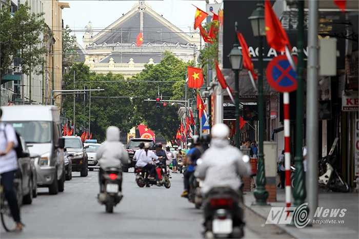 Dọc phố Tràng Tiền rực một màu cờ. (Ảnh: Hà Thành)
