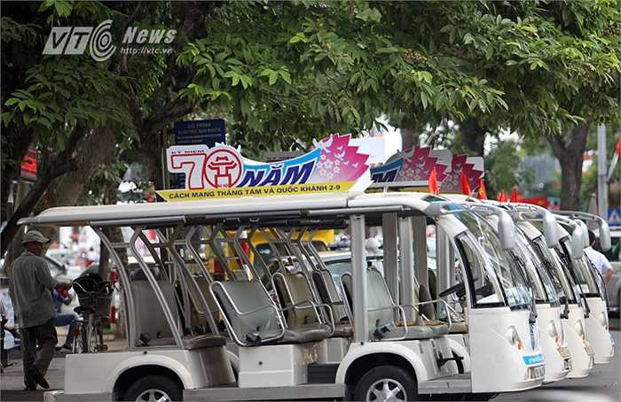 Hệ thống xe điện chở khách tham quan, du lịch phố cổ cũng được trang trí kỷ niệm 70 năm Cách mạng tháng Tám và Quốc khánh 2-9. (Ảnh: Hà Thành)