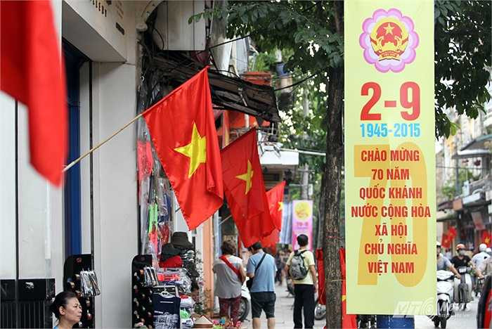 Dọc phố Hàng Bông rợp cờ đỏ sao vàng. (Ảnh: Hà Thành)