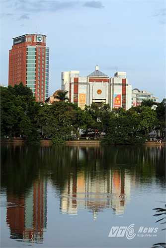 Ủy Ban nhân dân thành phố Hà Nội nhìn từ đường Đinh Tiên Hoàng. (Ảnh: Hà Thành)