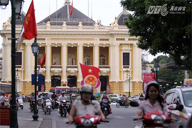 Nhà Hát Lớn Hà Nội và Quảng trường Cách mạng tháng Tám, nơi diễn ra cuộc mít tinh lớn, mở đầu Tổng khởi nghĩa giành chính quyền ở Hà Nội 70 năm trước.