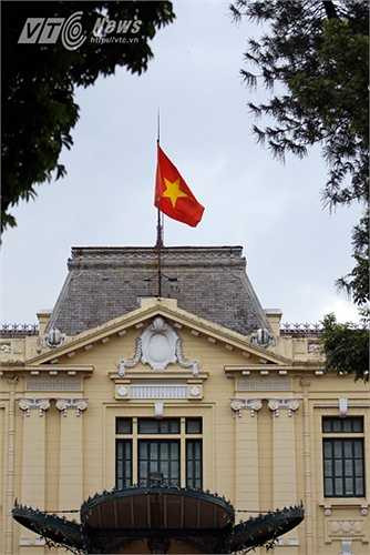 Từ Nhà Hát Lớn, hàng vạn người đã tiến về Phủ Khâm Sai (Bắc Bộ Phủ) để chiếm đóng khu vực này. (Ảnh: Hà Thành)