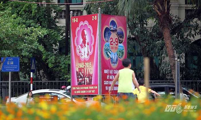 Những áp phích cổ động ở khuôn viên tượng đài Lý Thái Tổ. (Ảnh: Hà Thành)