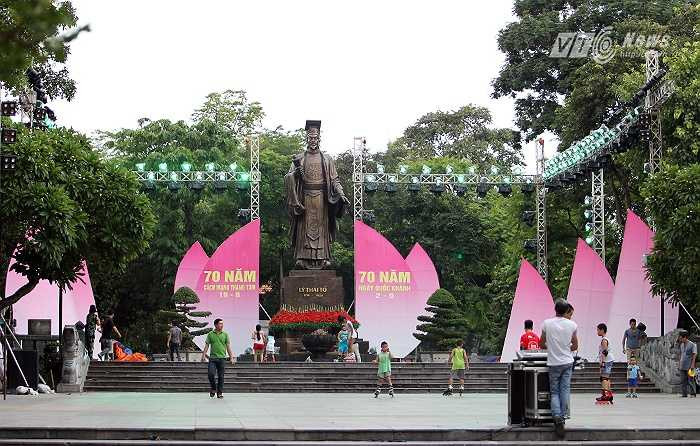 Khu vực tượng đài Lý Thái Tổ sẽ là nơi diễn ra nhiều hoạt động văn hóa nghệ thuật kỷ niệm 70 năm Cách mạng tháng Tám và Quốc khánh 2-9. (Ảnh: Hà Thành)