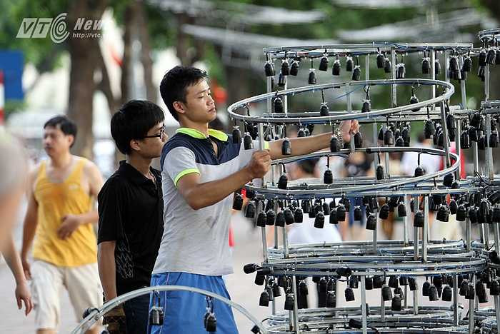 Công nhân trang trí đường phố khẩn trương lắp các thiết bị chiếu sáng. (Ảnh: Hà Thành)