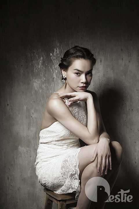 Khác với những hình tượng trước đó, trong loạt ảnh này, nữ ca sĩ chọn những trang phục sành điệu nhưng điểm thu hút người xem nhất vẫn là biểu cảm từ ánh mắt. Đôi mắt của Hồ Ngọc Hà như chất chứa nhiều tâm sự nhưng toát lên vẻ quyền lực, kiêu sa.