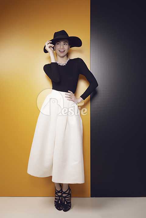 Bên cạnh nét quyến rũ, gợi cảm của một quý cô, hình tượng Hồ Ngọc Hà trong bộ ảnh lần này còn có đôi chút sự ngây thơ, trong sáng và căng tràn sức sống của một cô gái tuổi đôi mươi.