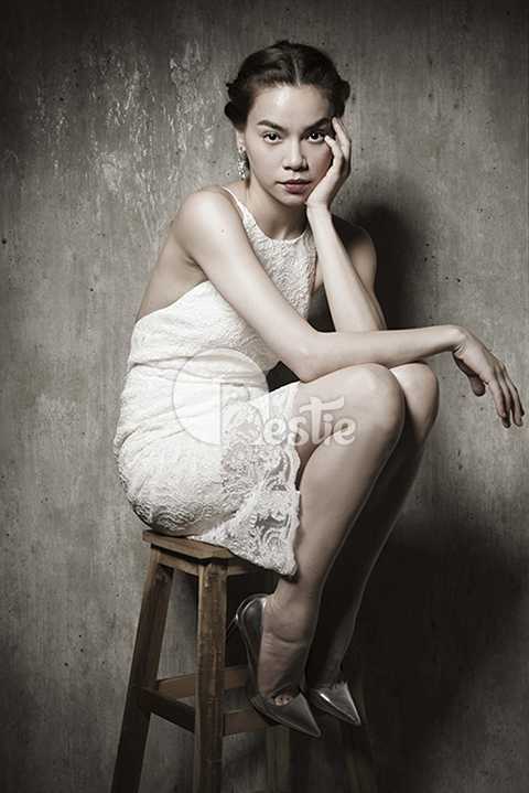 Bộ ảnh được thực hiện bởi stylist Phạm Bảo Luận, nhiếp ảnh gia Pro K, chuyên gia trang điểm Nguyễn Hùng, thời trang tóc Hùng Max và thiết kế thời trang Lâm Gia Khang. 