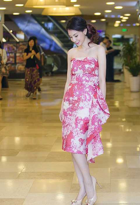 Quỳnh Chi chia sẻ, chiếc đầm này là quà tặng của một người bạn trong làng thiết kế, với họa tiết được vẽ bởi hoạ sĩ Nhật Bản. 