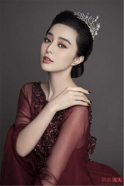 Nhiều người cho rằng họ Phạm đã nâng mũi, cắt mí và bơm ngực để cải thiện nhan sắc