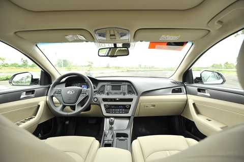 Điểm “ăn khách” nhất trên Sonata 2015 chính là cửa sổ trời toàn cảnh panorama