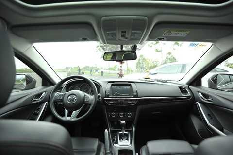 Mazda 6 sở hữu khoang cabin khá đơn giản với ít nút bấm. 