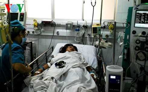 Cháu M. T. N. T bị suy đa cơ quan sau khi bị ong đốt hơn 150 mũi(Ảnh: Bệnh viện cung cấp)