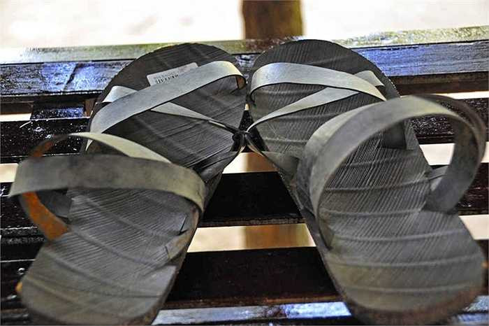 Tại Việt Nam, lốp xe cũ làm dép của bộ đội trong chiến tranh và là mốt của thanh niên một thời.