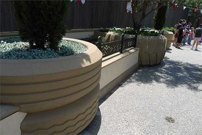 Lốp xe cũ làm bồn cây, chậu hoa rất dễ gặp ở Trung Đông.