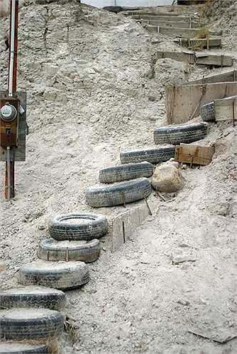 Làm đường đi lên dốc cho đỡ trượt ngã bởi vì cao su có độ ma sát tốt