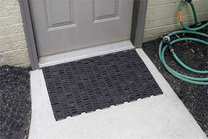 Thảm chùi chân cho người già từ lốp cũ cũng khá tiện dụng ở Philippin.