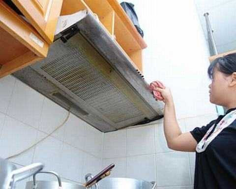 Các bà nội trợ nên thường xuyên vệ sinh bếp và hút mùi để ngăn khí độc tích tụ. Các bà nội trợ nên thường xuyên vệ sinh bếp và hút mùi để ngăn khí độc tích tụ.