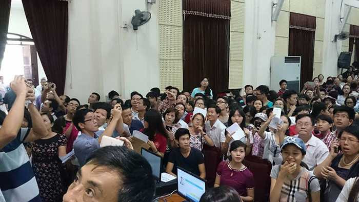 Hình ảnh 'biển người' cuối ngày xét tuyển NV1 khiến dân mạng xôn xao
