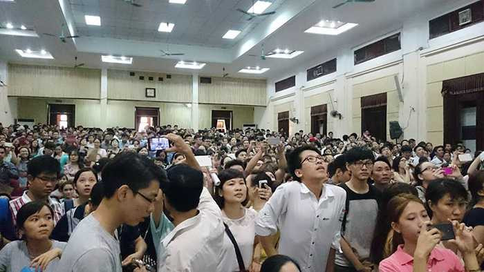 thí sinh nộp hồ sơ vào đại học kinh tế quốc dân