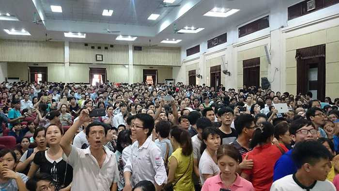 Hội trường nhà văn hóa Đại học Kinh tế Quốc dân đã không còn một chỗ trống trong chiều 20/8