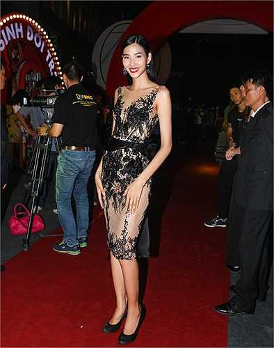 Anh đã dành nhiều tâm huyết cũng như thấy được những đường cong đẹp nhất của quán quân Next Top và từ đó đưa ra ý tưởng thiết kế một bộ cánh ngoài sức mong đợi của Hoàng Thuỳ