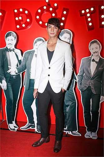 Không chỉ 'đốt mắt' người đối diện bởi sự xuyên thấu ở phía trước, phần lưng trần không kém phần nóng bỏng cũng đủ giúp Hoàng Thuỳ trở thành tâm điểm trên thảm đỏ.