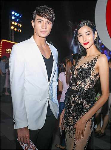 Trên thảm đỏ, Hoàng Thuỳ chụp ảnh cùng Mister Nguyễn Văn Sơn, anh chàng này đang có nhiều dự án quan trọng trong thời gian sắp tới, đặc biệt là dự án phim của đạo diễn Ấn Độ gốc Việt.