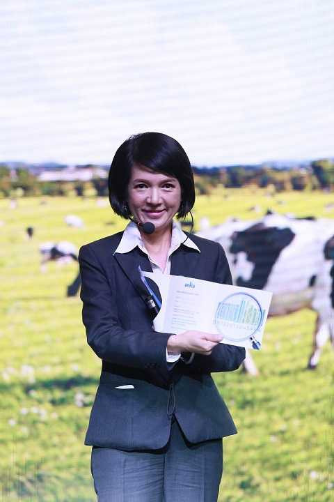 Figure 2 Bà Võ Thúy Anh – Tông Giám đốc Anova Milk – giới thiệu công nghệ truy xuất nguồn gốc trên sản phẩm sữa Anka với mã code được in dưới đáy lon Figure 2 Bà Võ Thúy Anh – Tông Giám đốc Anova Milk – giới thiệu công nghệ truy xuất nguồn gốc trên sản phẩm sữa Anka với mã code được in dưới đáy lon