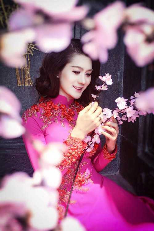 Lâm Chi Khanh trong tà áo dài truyền thống