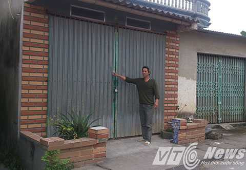 Cửa nhà của Bùi Đức Duy bị tài tiệu tiện, dẫn đến mâu thuẫn và xảy ra xô xát ban đầu - Ảnh MK Cửa nhà của Bùi Đức Duy bị tài tiệu tiện, dẫn đến mâu thuẫn và xảy ra xô xát ban đầu - Ảnh MK