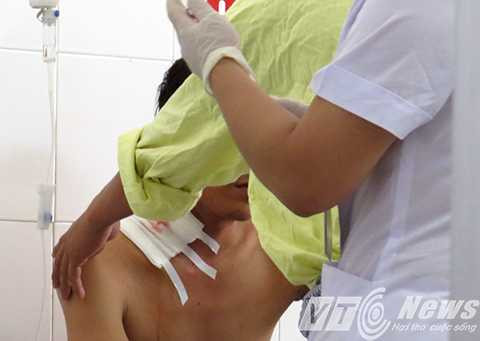 Bệnh nhân Phạm Văn Tuấn đang được điều trị vết thương trên cổ bị đạn bắn - Ảnh MK Bệnh nhân Phạm Văn Tuấn đang được điều trị vết thương trên cổ bị đạn bắn - Ảnh MK