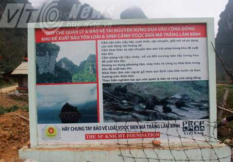 Bảng tuyên truyền bảo vệ voọc đen má trắng ở Lâm Bình