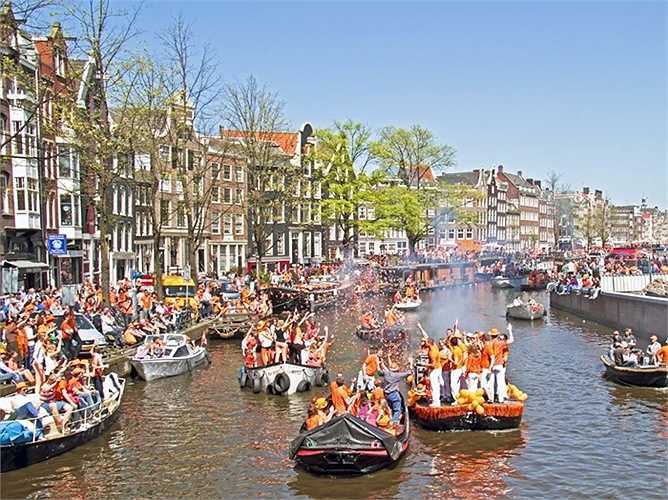 12. Amsterdam - thành phố của Hà Lan, nắm giữ vị trí 26 của mình trong bảng xếp hạng toàn cầu.