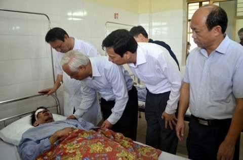 Ông Uông Chu Lưu, Phó chủ tịch Quốc hội đến thăm nạn nhân vụ sập hầm lò tại bệnh viện. 