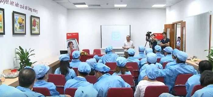 Đáng chú ý, các linh kiện điện tử và bo mạch của Bphone đã được Bkav liên hệ, đặt hàng và hợp tác với đối tác quốc tế từng cộng tác với nhiều hãng điện thoại nổi tiếng thế giới như Apple, Samsung, HTC... 