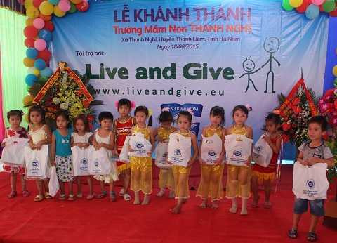 Các bé nhận quà tặng từ Dutch Lady Các bé nhận quà tặng từ Dutch Lady