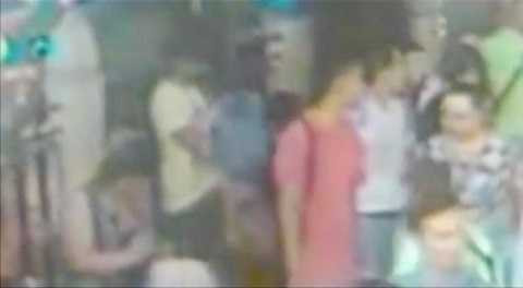 Cảnh sát Thái Lan mới công bố hình ảnh chụp màn hình từ hệ thống camera giám sát cho thấy còn có 2 người đàn ông mặc áo đỏ và trắng đứng trước nghi phạm mặc áo vàng