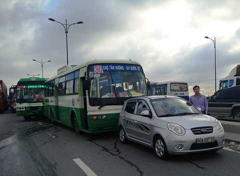 3 chiếc xe dính chùm vào nhau trên cầu Rạch Chiếc