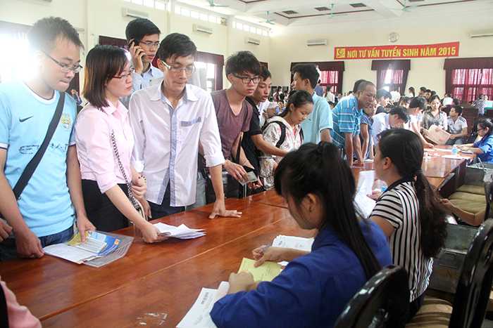 Thí sinh nộp hồ sơ xét tuyển đại học, cao đẳng ở Đại học Công nghiệp Hà Nội sáng 20/8 (Ảnh: Phạm Thịnh)