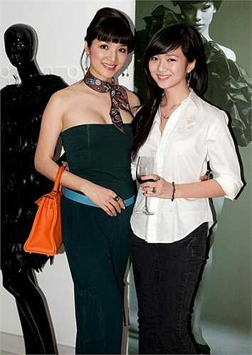 Nhưng bà mẹ sở hữu vẻ ngoài trẻ trung còn nổi tiếng bởi có một cô con gái xinh đẹp không thua gì mẹ.