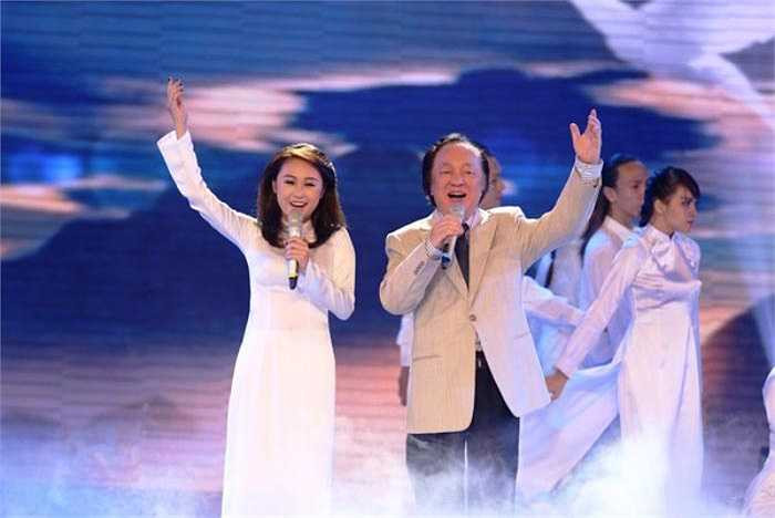 Thiện Thanh xuất hiện trên sân khấu cùng NSND Trung Kiên.