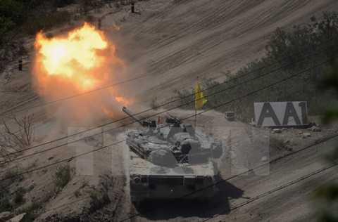 Xe tăng quân đội Hàn Quốc tập bắn đạn thật. (Nguồn: Yonhap/TTXVN) Xe tăng quân đội Hàn Quốc tập bắn đạn thật. (Nguồn: Yonhap/TTXVN)