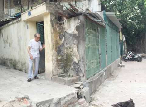 “Mẩu” đất của bà Nguyễn Thị Mỹ Linh (X) được yêu cầu hợp thửa với hộ ông Bồ Xuân Huy. Ảnh: Hà Hương. “Mẩu” đất của bà Nguyễn Thị Mỹ Linh (X) được yêu cầu hợp thửa với hộ ông Bồ Xuân Huy. Ảnh: Hà Hương.