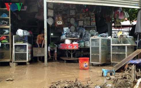 Người dân thu dọn sau lũ Người dân thu dọn sau lũ